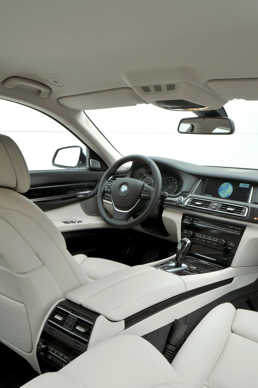  BMW 750i 2013 года  (фото 12 из 56)